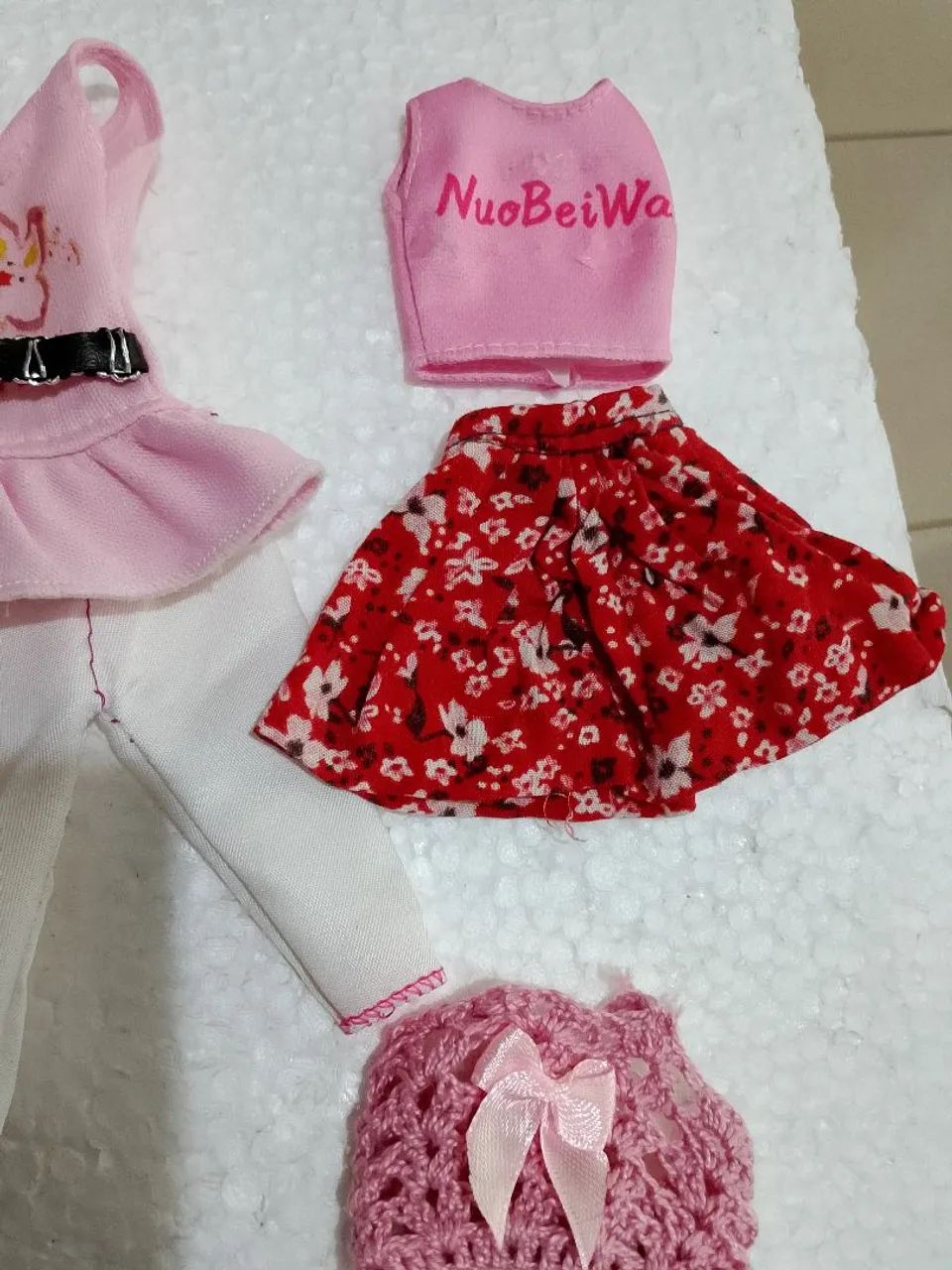 Lote de roupas para bonecas Barbie  - Foto 2