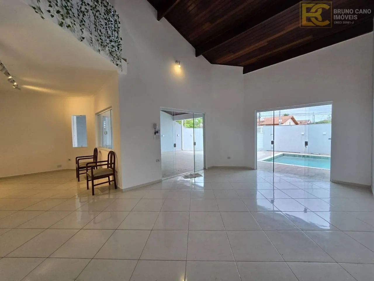 Casa com churrasqueira e 3 quartos a 7000 metros da praia! - Foto 5
