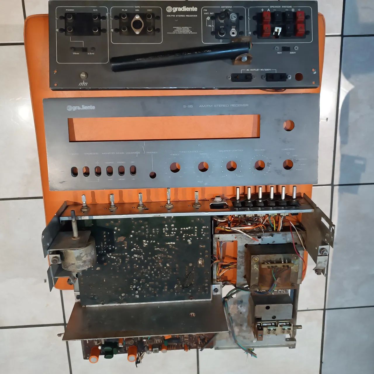 Chassis e painel frontal e traseiro do receiver gradiente S-95 (sucata). - Foto 2