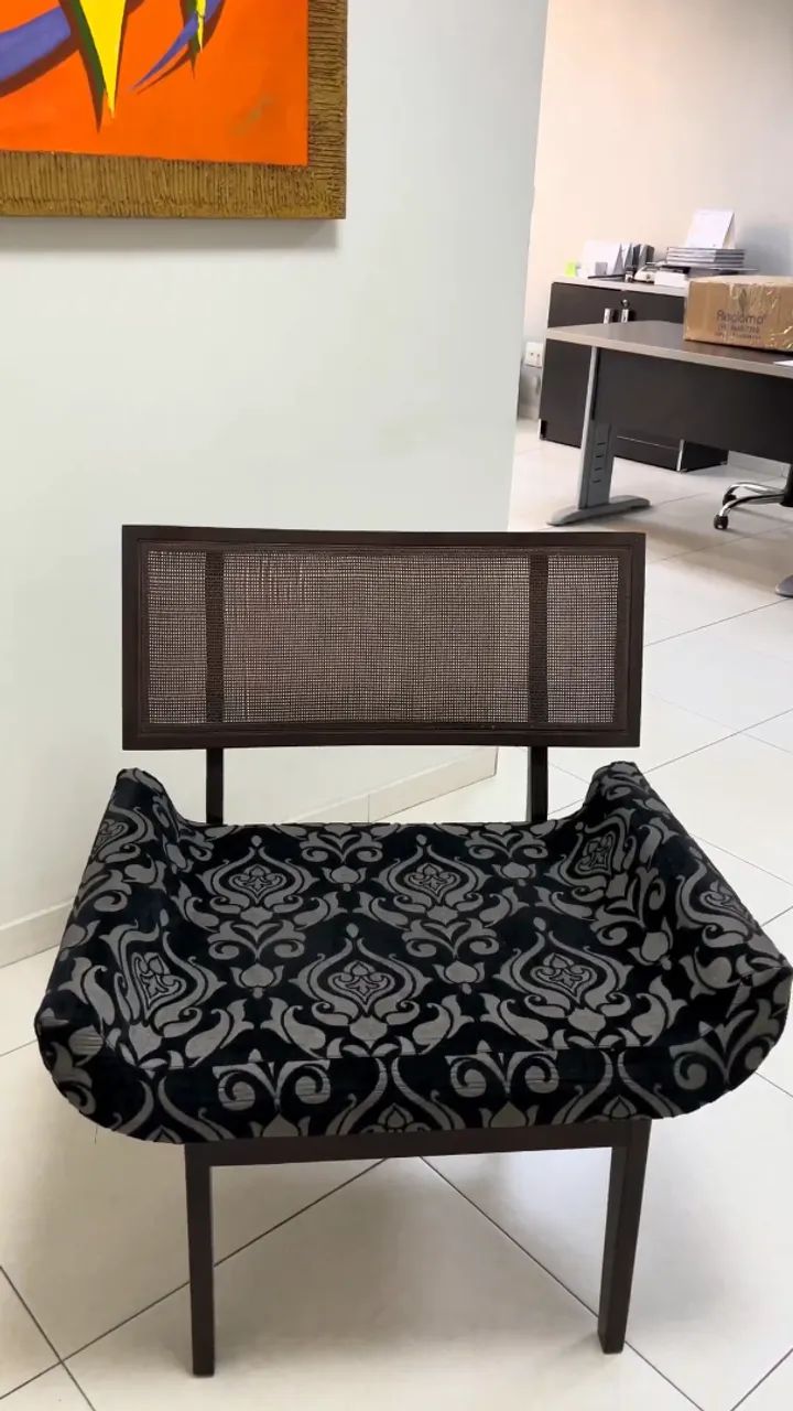POLTRONA ELEGANTE EM BOM ESTADO