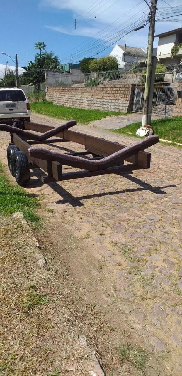 Carreta de encalhe para lanchas 