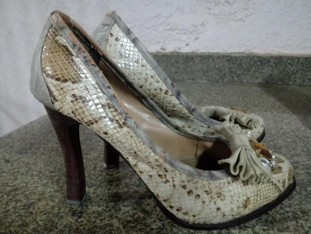 Sapatos saltos altos com pedra bordada, número 37 - Foto 3