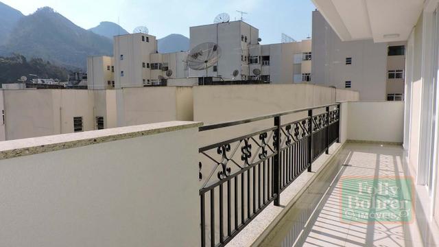 Apartamento novo no Centro com 3 quartos, varanda, 2 vagas de garagem