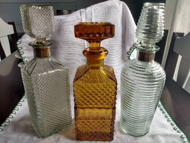 Garrafas antigas em cristal lapidado de whisky