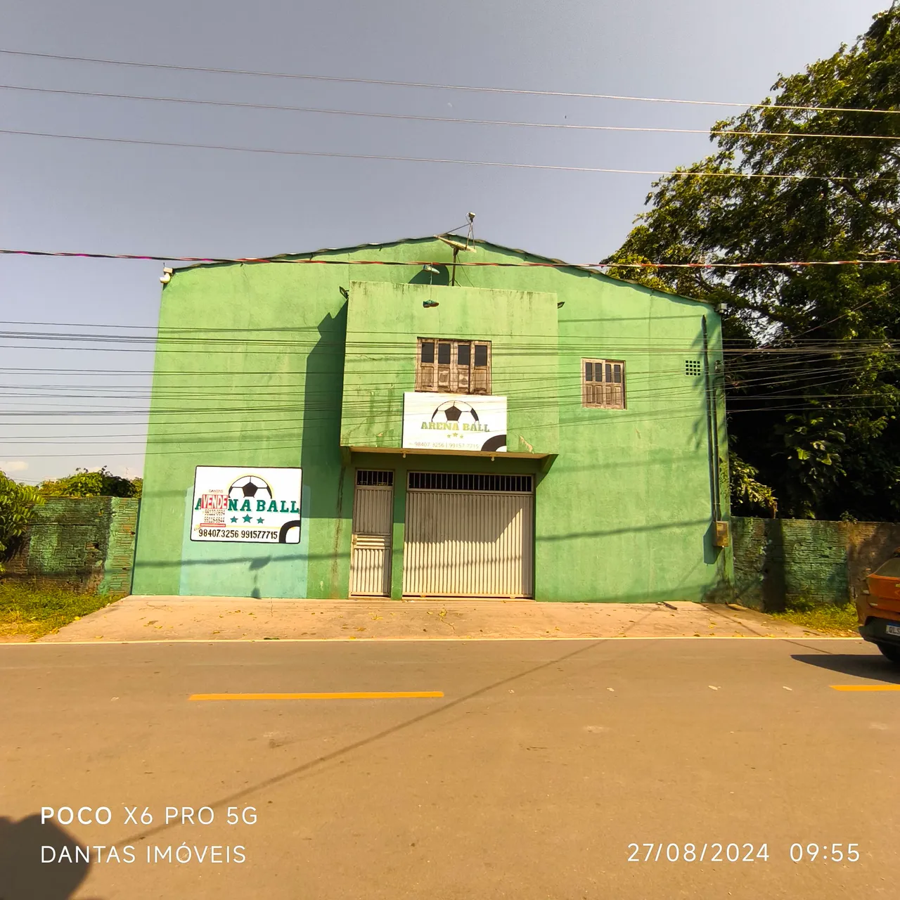 Arena coberta e com grama sintética