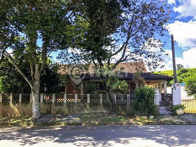 Casa de rua - / Residencial / Jardim Leonor