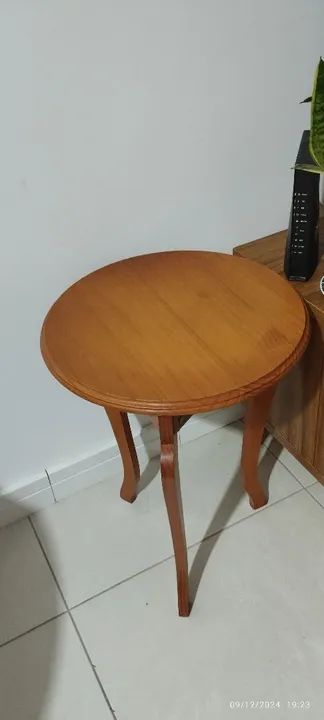 Mesinha lateral em madeira maciça. - Foto 4