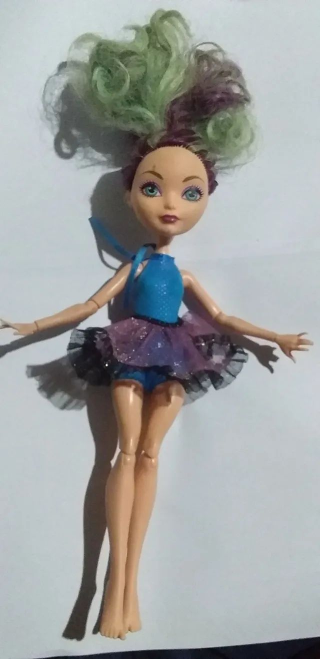 Boneca antiga de coleção ever after high Madeline hatter mirror beach mattel - Foto 2