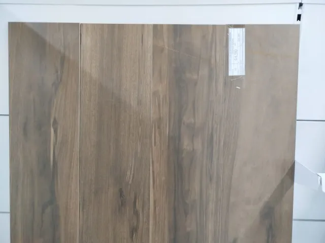 Porcelanato régua 20x120 Red Wood amendoa