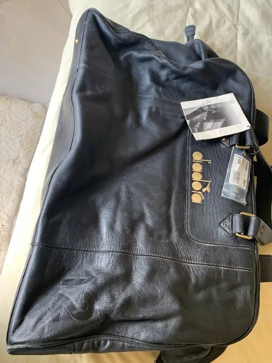 Bolsa é decorada com o autógrafo bordado do piloto brasileiro Preta Em couro Nova Linda.. - Foto 6