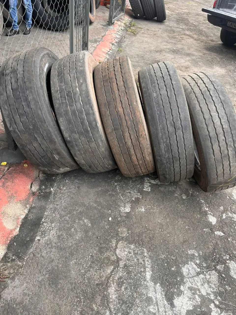 5 Pneus 275/70 R22,5 para Caminhão 500,00 cada.
