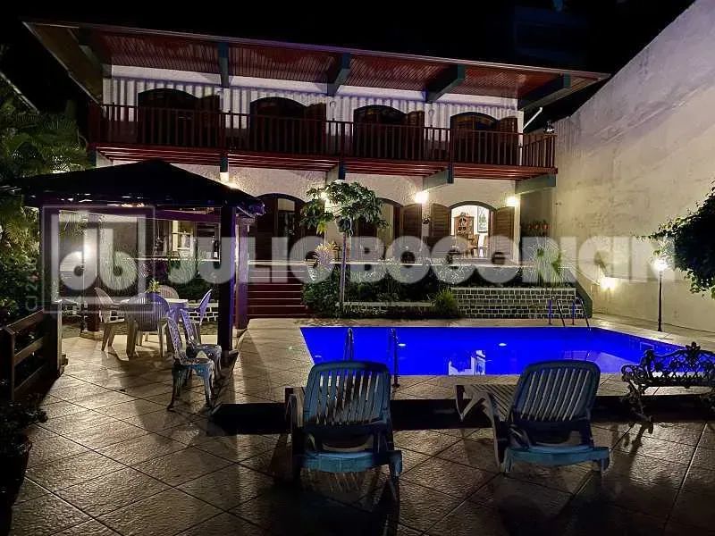 Barra da Tijuca- Casa-493m²- 4 quartos-2 suites-4 varandas-6vgs-piscina