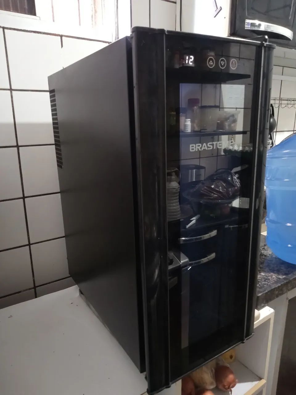 Adega Climatizada Brastemp para 12 garrafas de vinhos.