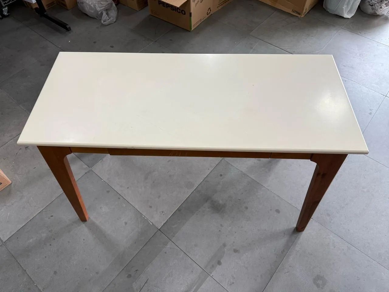 Mesa de madeira com tampo branco