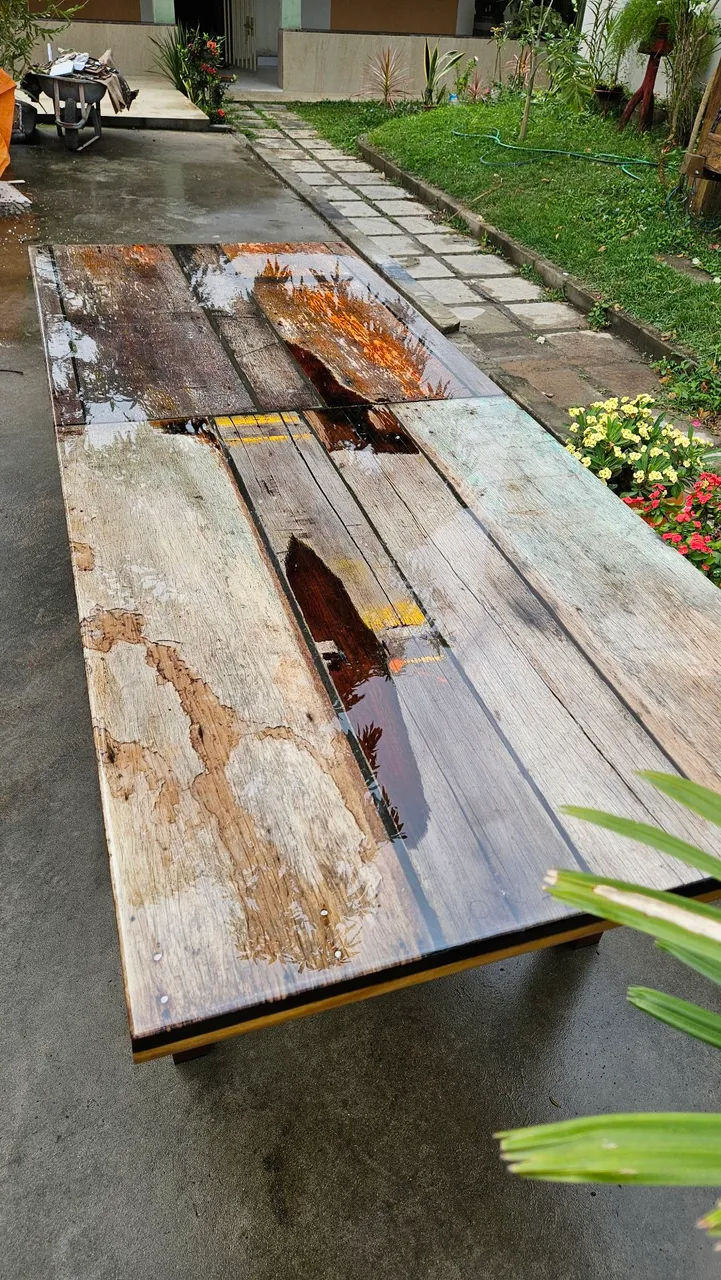 Mesa de madeira rústica com acabamento em resina epoxy