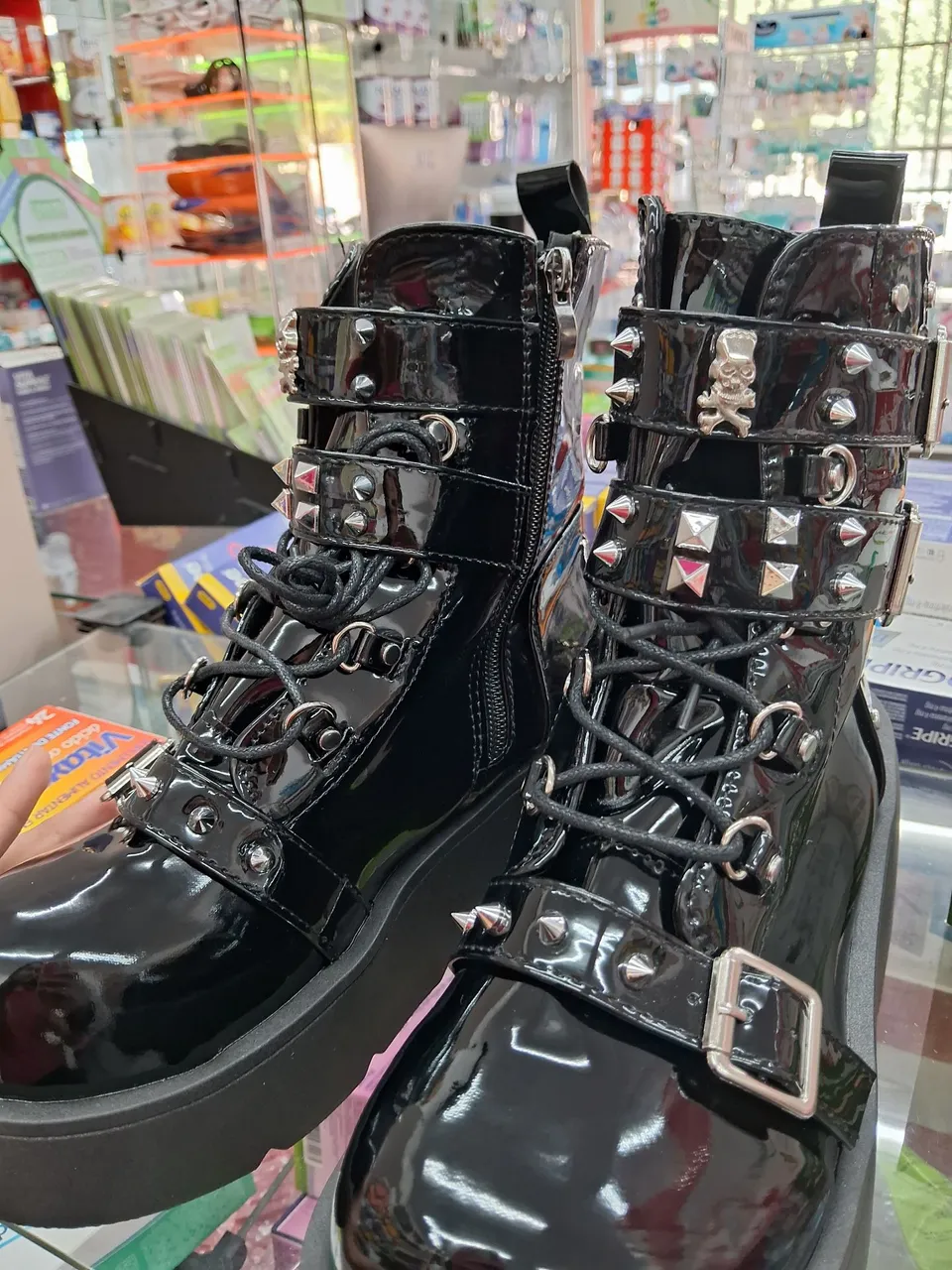 Botas coturno plataforma gótica com spikes
