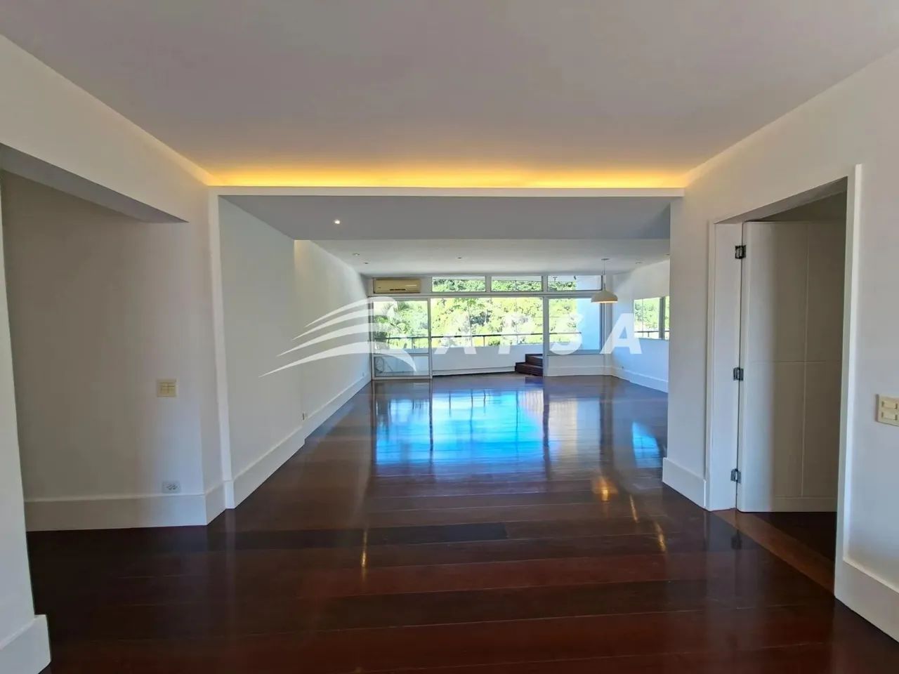 O APARTAMENTO TEM 200 M2, SALÃO, SALA DE JANTAR COM VISTA PARA O MAR E VERDE. 4 QUARTOS (  - Foto 3
