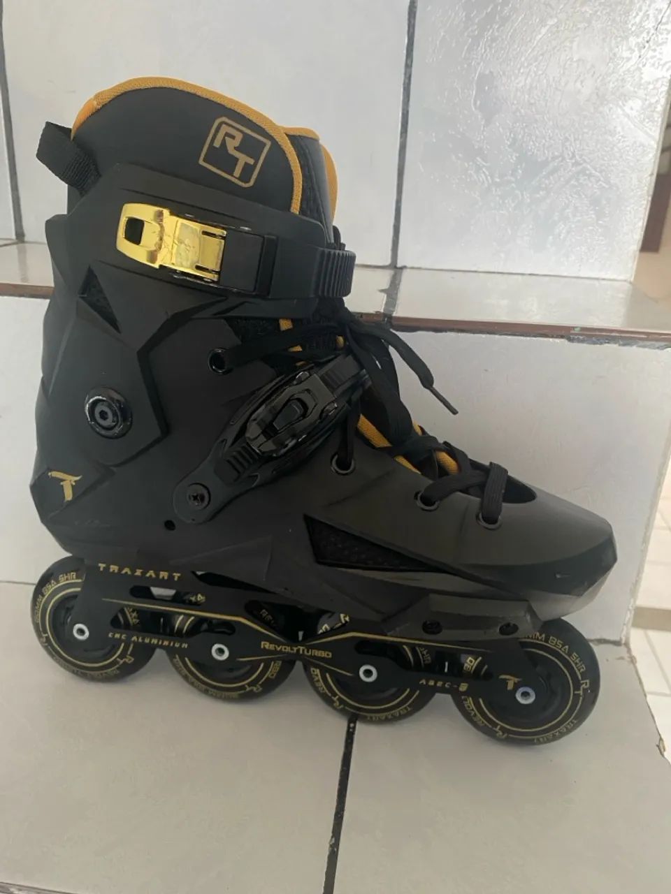patins Inline revolt turbo Traxart black gold (42-43) + capacete e kit proteção - Foto 3