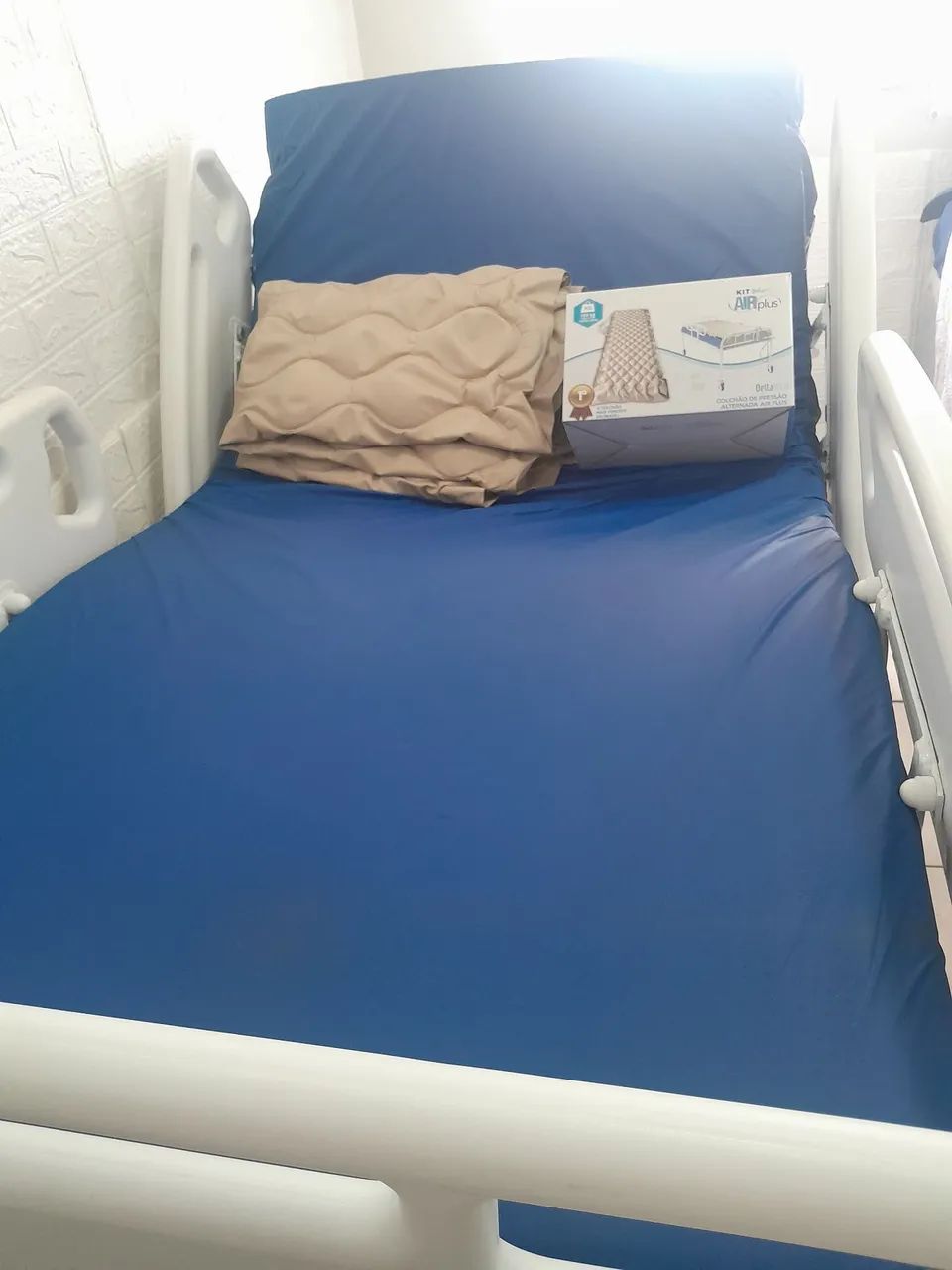 Vendo cama hospitalar premie manual + colchão pneumático +  suporte de soro.