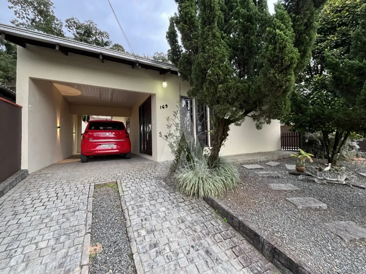 Casa residencial com 2 quartos para alugar por R$ 2800.00, 142.00 m2 - AVENTUREIRO - JOINV