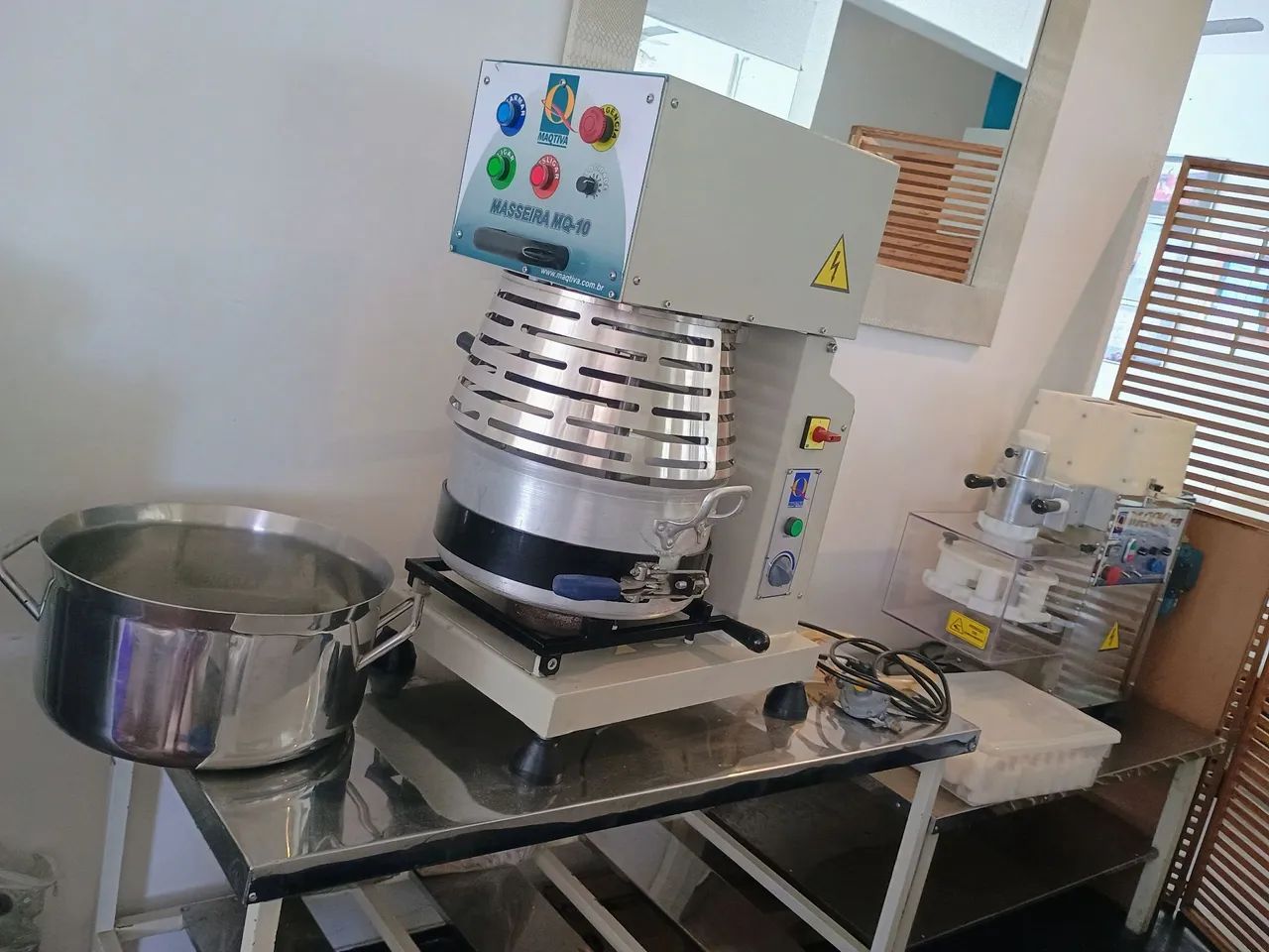 Equip. fábrica de Salgados: Modeladora + Masseira+ kit doce 220V - Foto 6