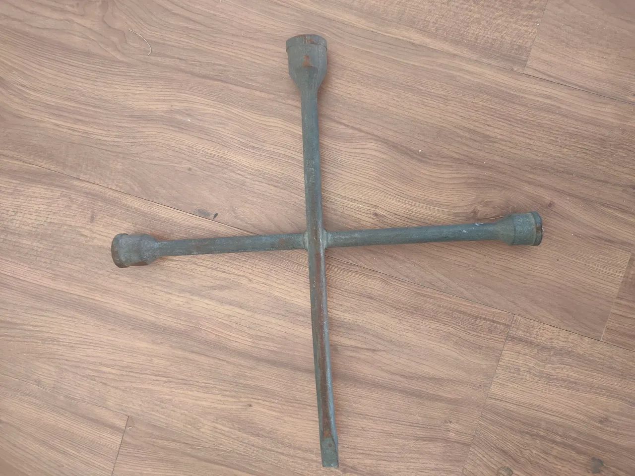 Chave de roda cruz antiga