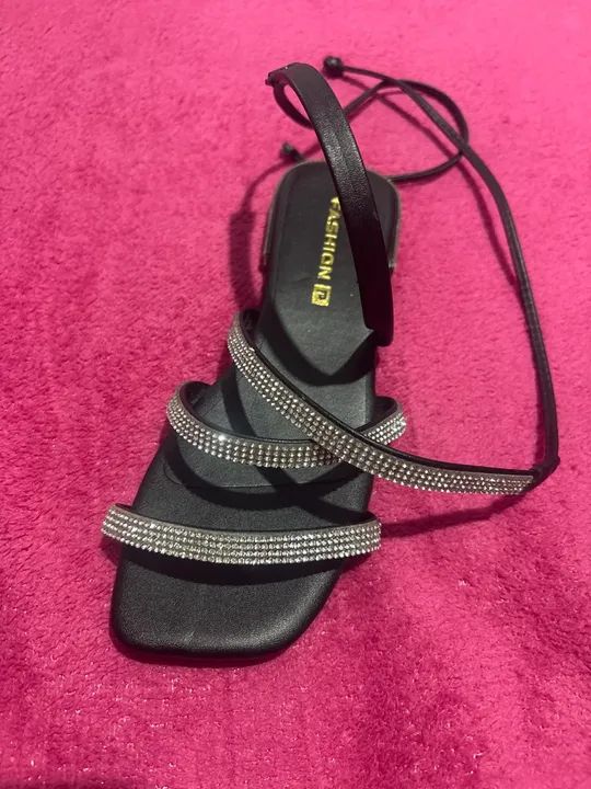 Sandália feminina preta com pedrarias