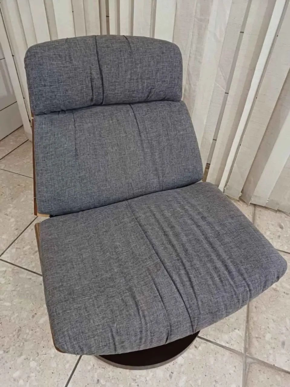 Poltrona de madeira revestida de linho