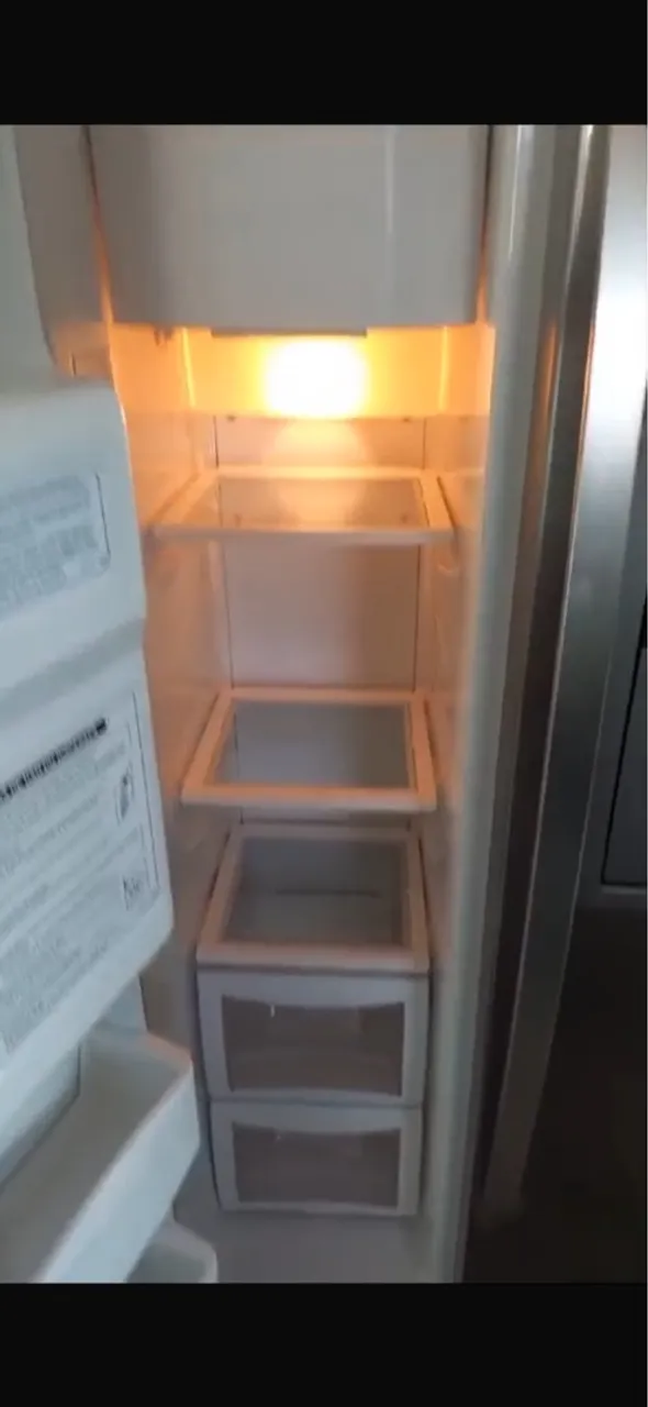 Geladeira Espaçosa com Gavetas e Prateleiras