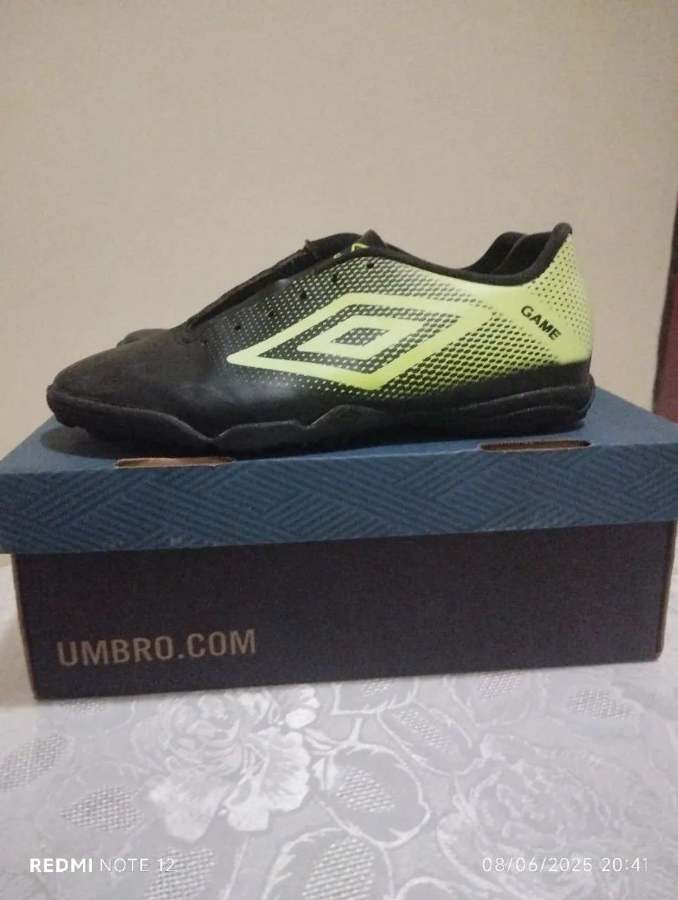 Chuteira Umbro Game - Conforto e Estilo para o seu Jogo!