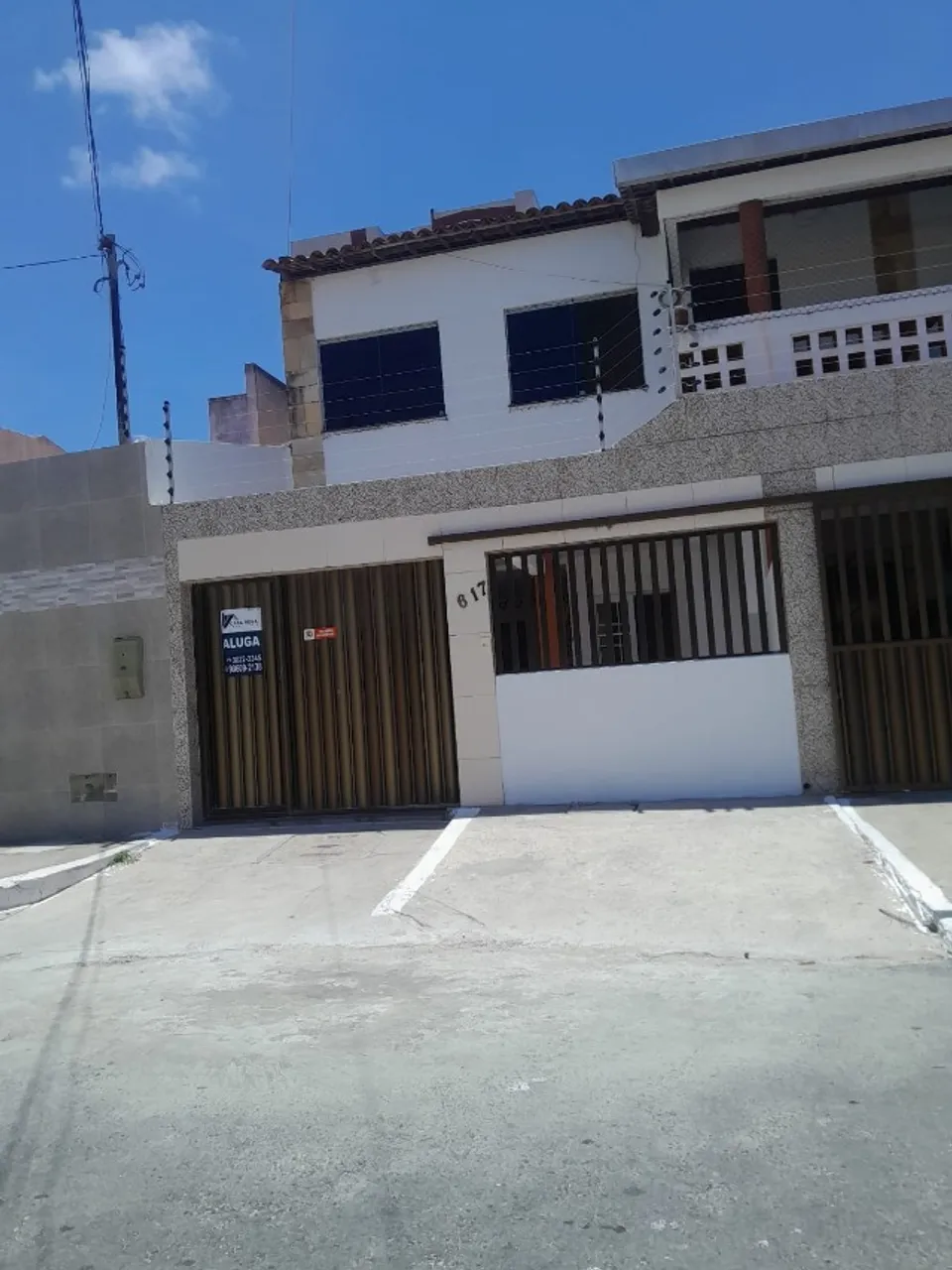 ALUGA-SE CASA COM 4/4 NA ATALAIA