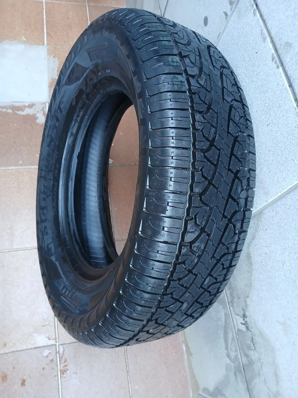 Pneu pirelli scorpion HT aro 17 para caminhonetes.