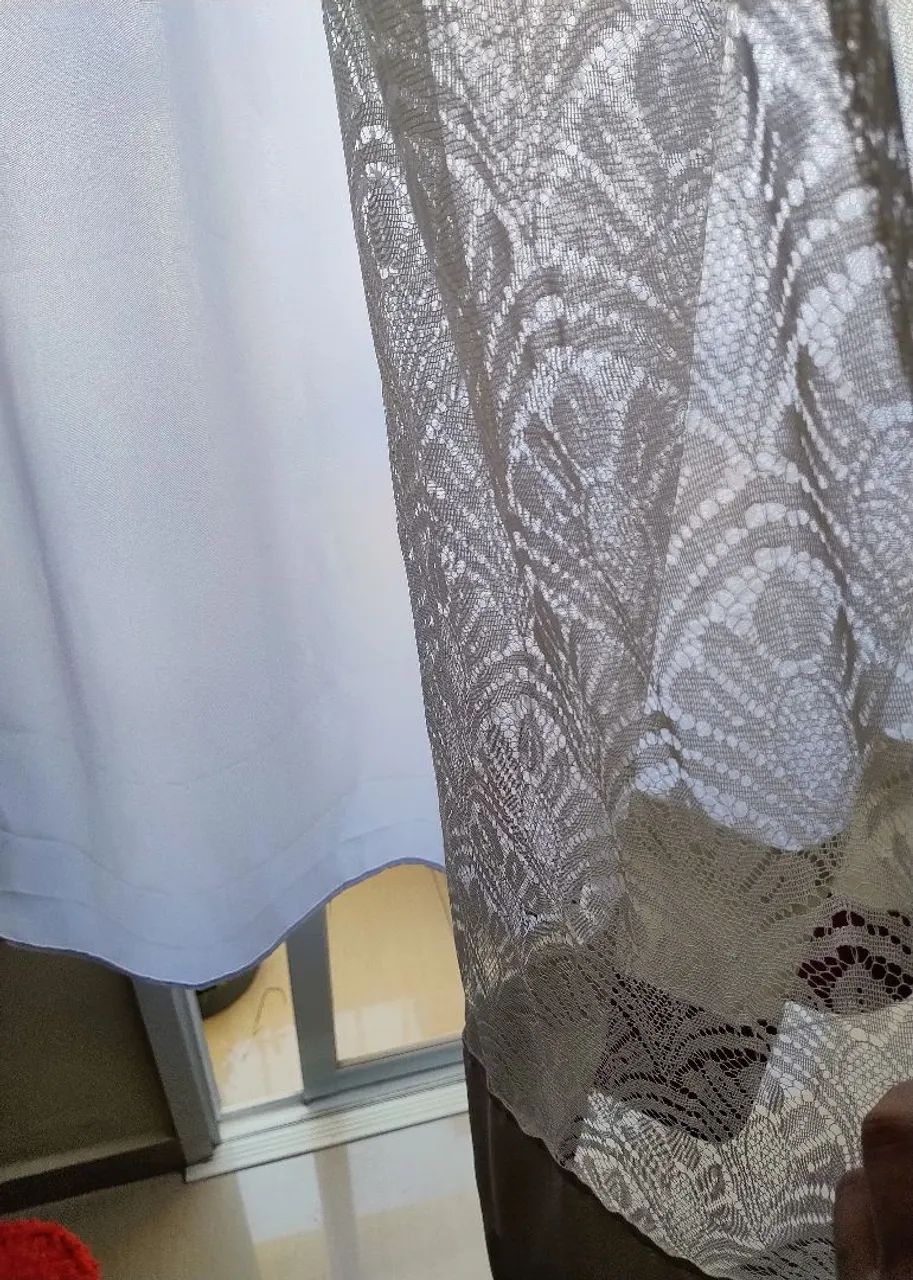 Cortina de renda branca com faixas bege e bordô - Foto 2