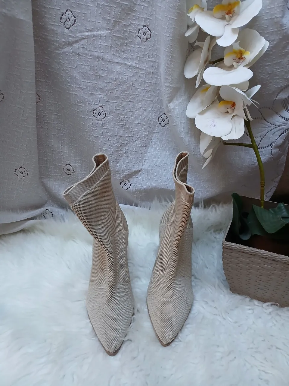 Botas Femininas Bege de Tricô - Elegância e Conforto