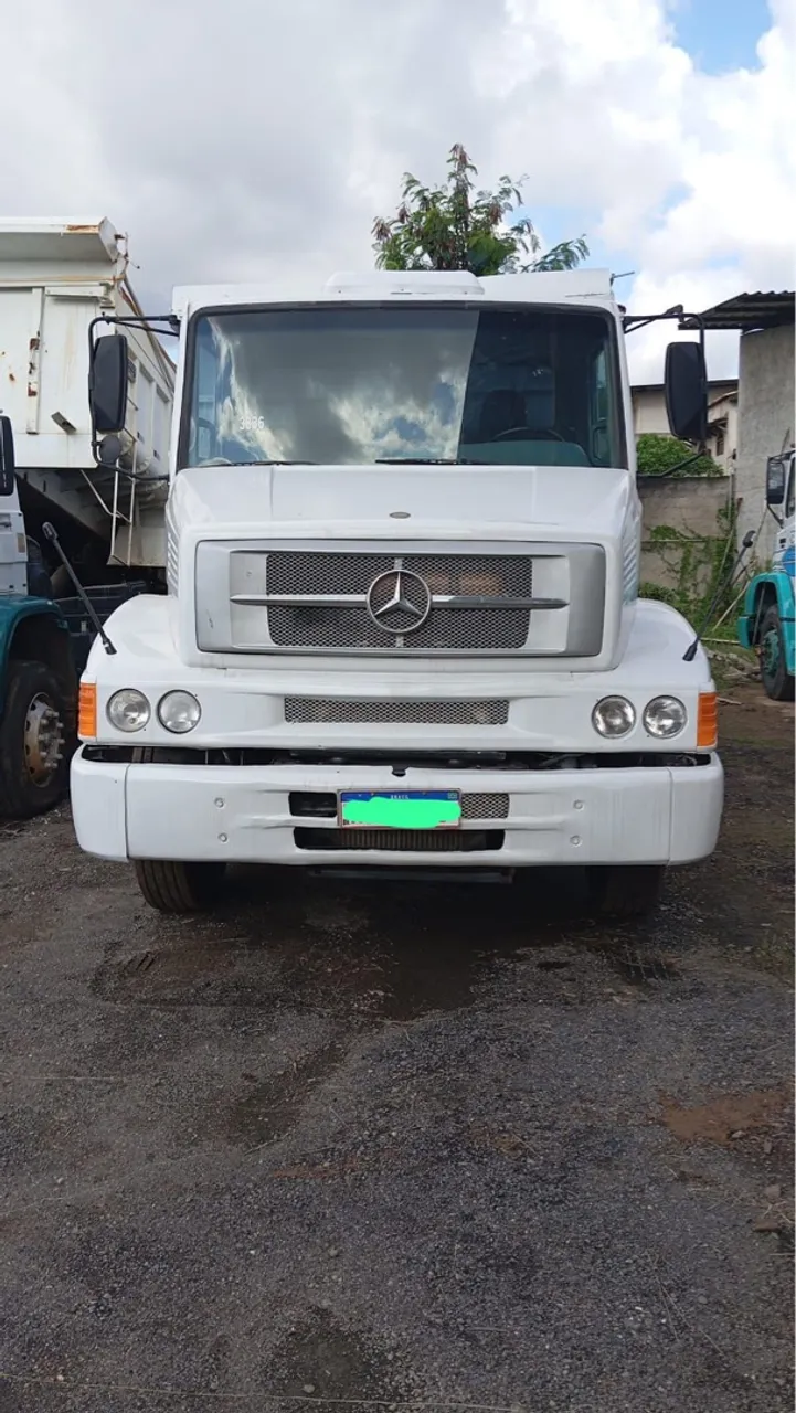 Caminhão Mercedes-Benz Branco - Pronto para o Trabalho!
