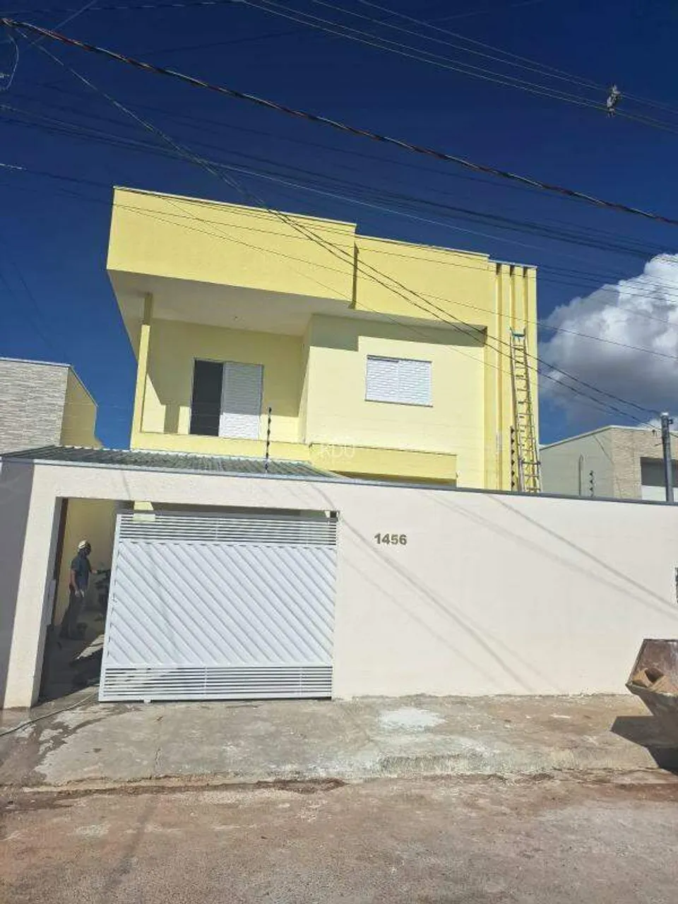 ALUGA-SE CASA ESPAÇOSA CONFORTO E SEGURANÇA PARA SUA FAMÍLIA!