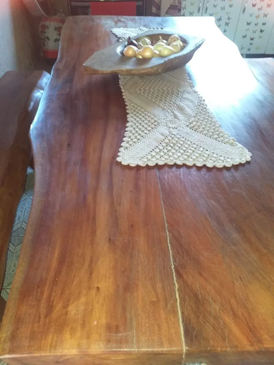 Mesa de madeira maciça com design rústico