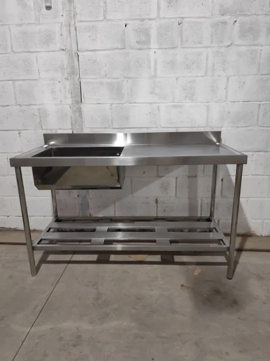 Pia em Inox com Rodobanca e Bancada Lateral - Estrutura Resistente e Prateleira Inferior