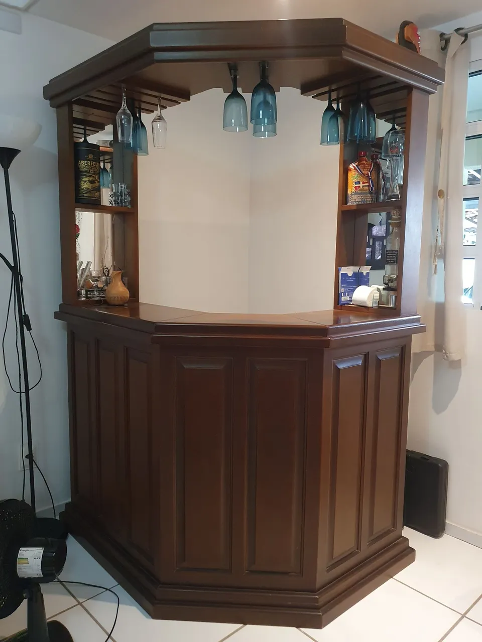 Barzinho de madeira maciça com adega