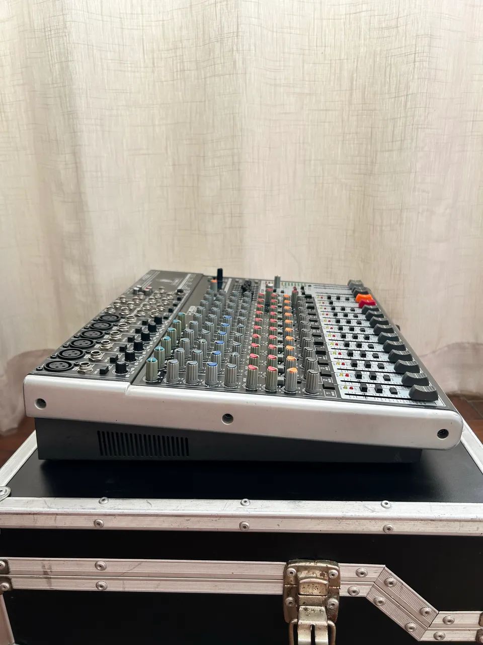 Mesa Behringer Xenyx X1832 USB Revisada e com flight case profissional - Foto 4