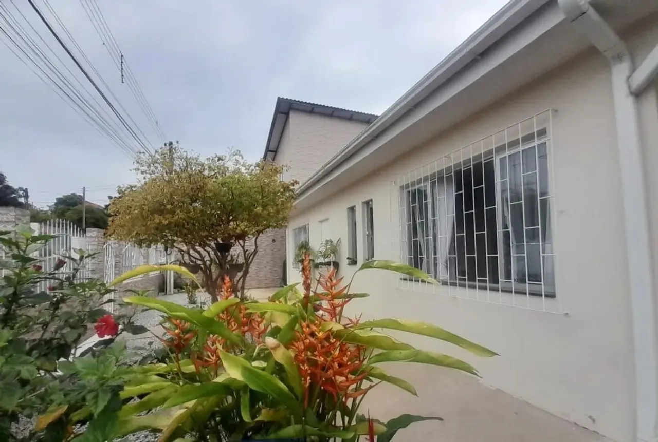 Casa térrea com 3 dorm + 2 kitnets à venda por R$ 700 mil, na Serraria, São José, SC