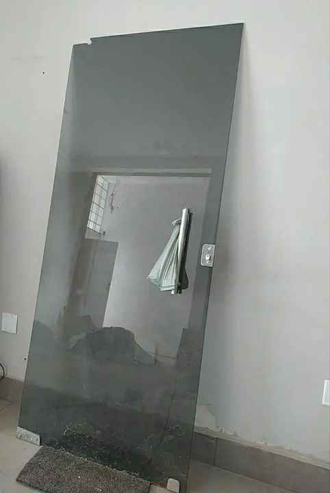 Vendo porta blindex completa,com metais para colocação,fechadura e puxador, com parte fixa - Foto 2