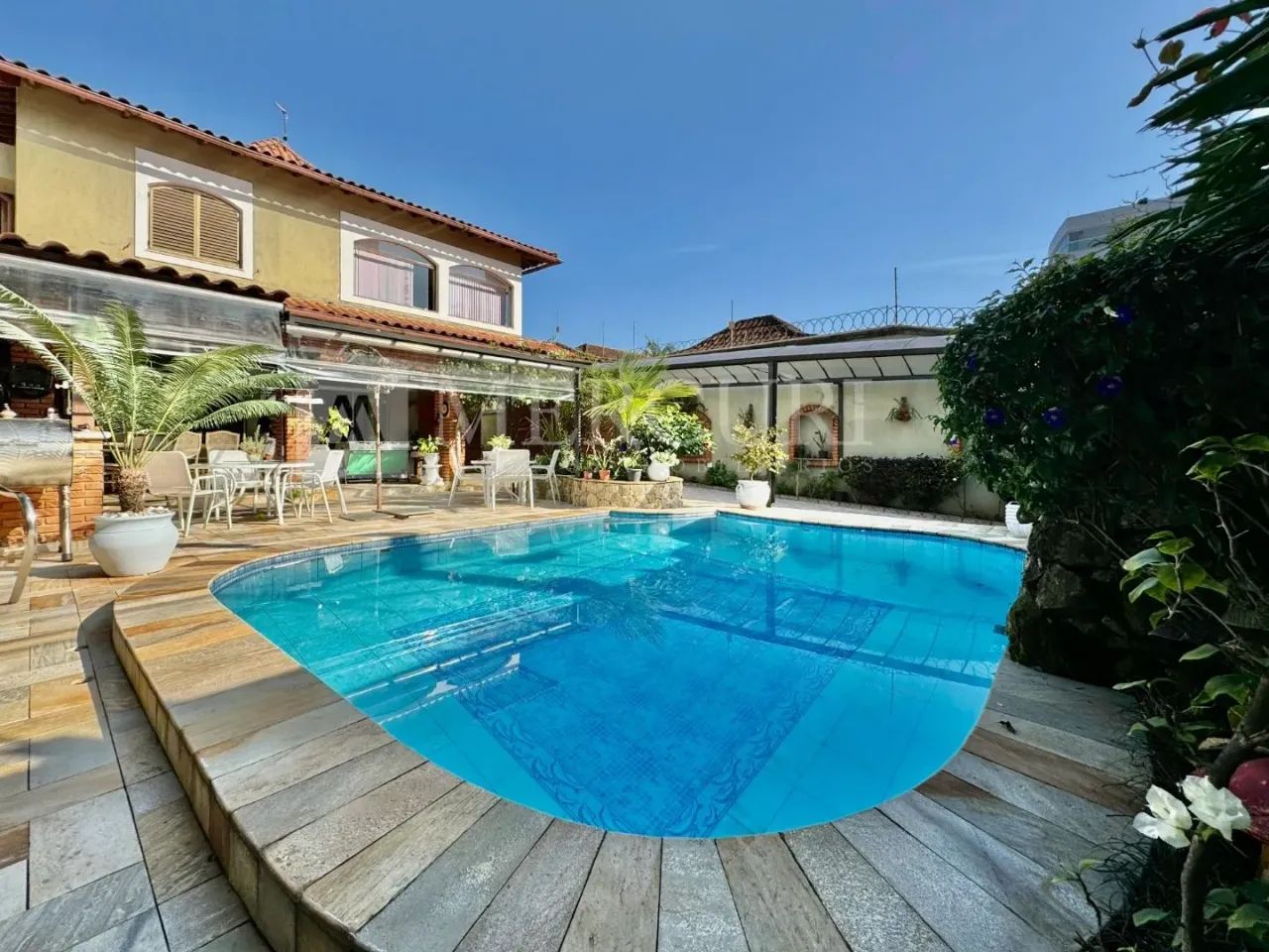Casa no Guarujá, Enseada, 4 quartos (2 suítes), piscina e churrasqueira à venda .