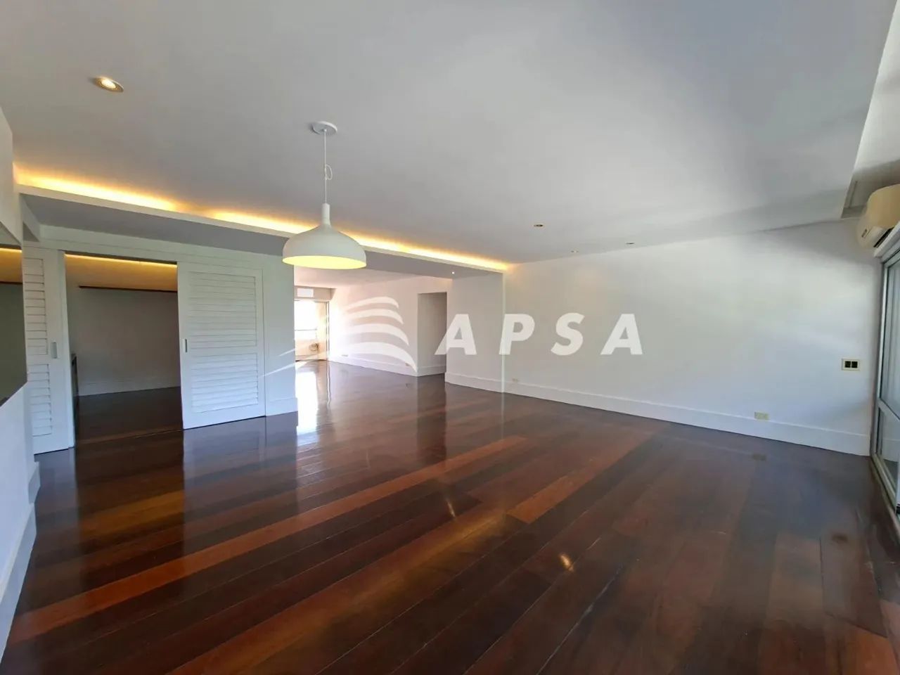 O APARTAMENTO TEM 200 M2, SALÃO, SALA DE JANTAR COM VISTA PARA O MAR E VERDE. 4 QUARTOS (  - Foto 2
