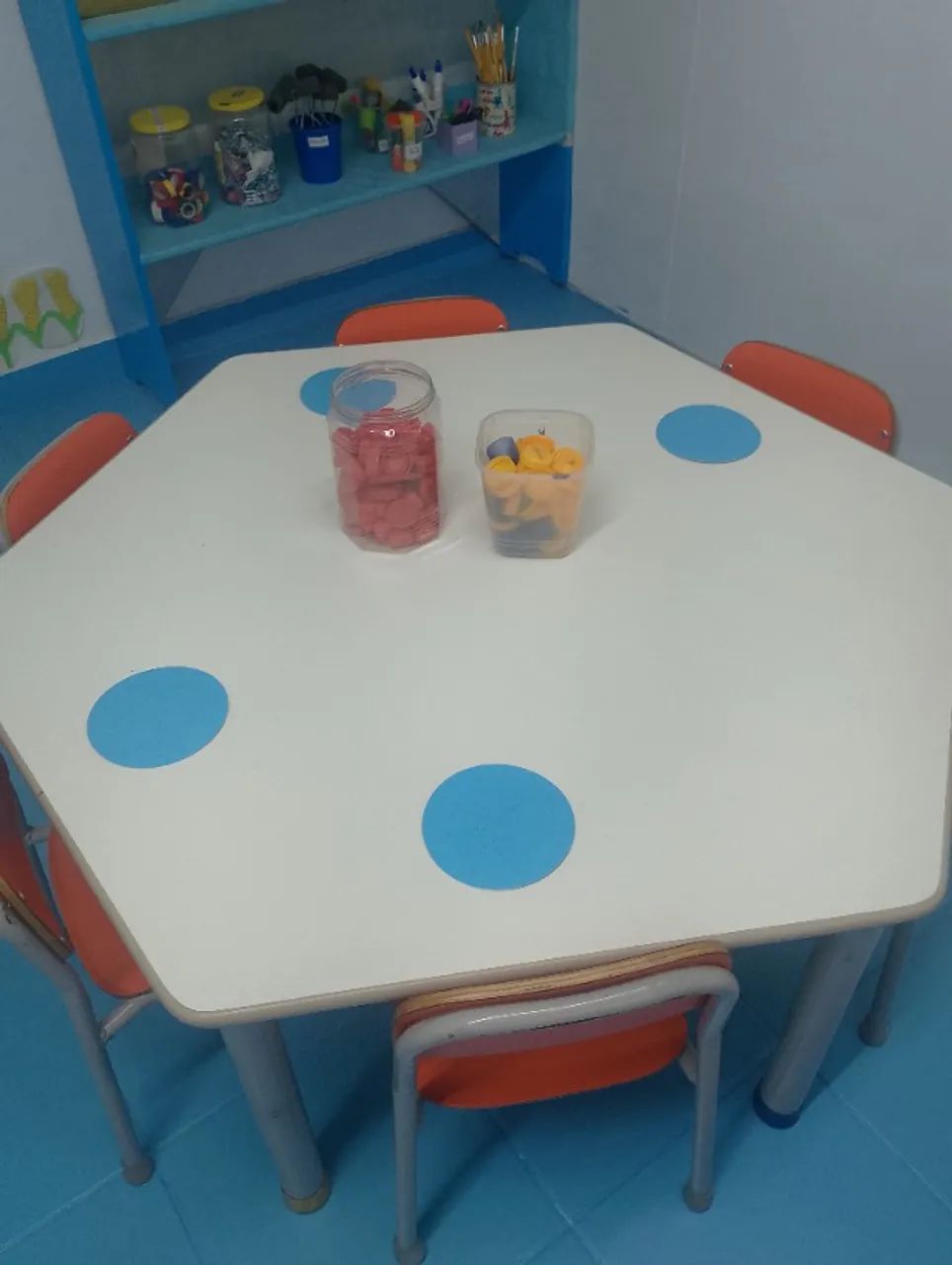 Mesa escolar com 6 cadeiras