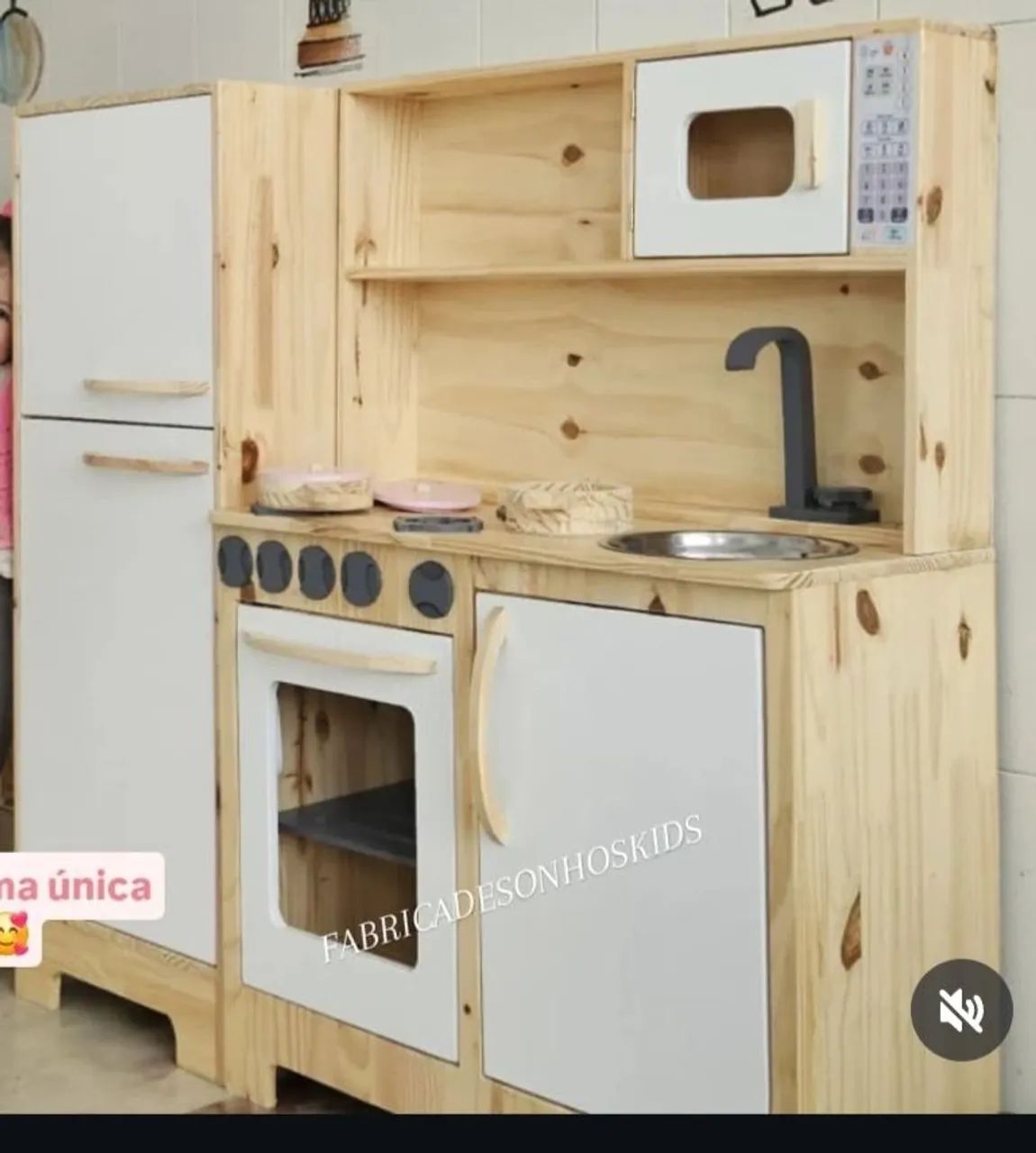 Cozinha e geladeira infantil em madeira pinus