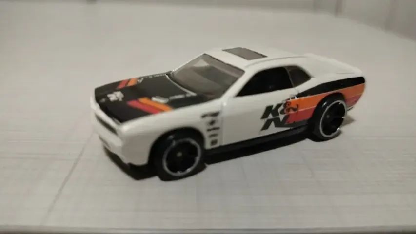Miniatura '08 Dodge Challenger Srt8 Hot Wheels 1/64 Branco