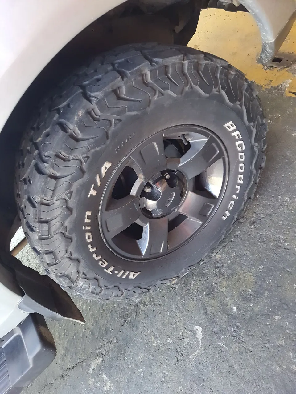 Pneu BFGoodrich All-Terrain T/A para caminhonete