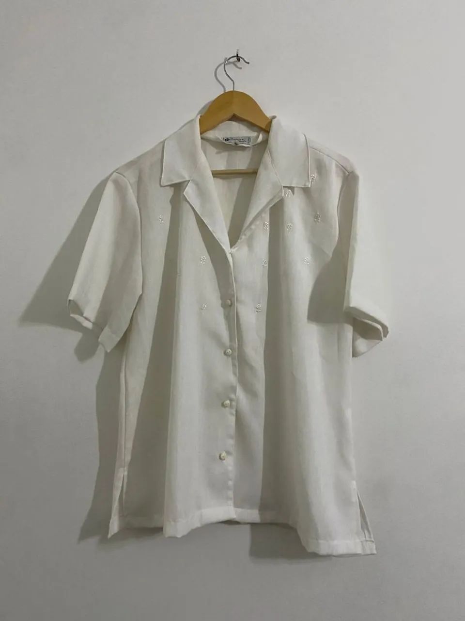 Camisa branca com bordado.