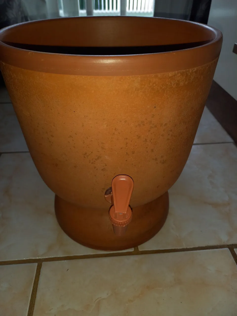 Bebedouro de barro decorativo